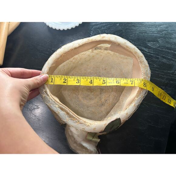 Union Made- Vtg- Pillbox hat- Cream with white floral accent- beige lace netting - Picture 6 of 7